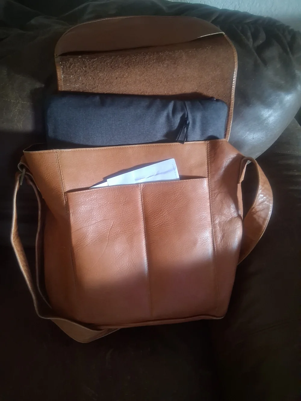 Classic Tan Leather Messenger Bag with Adjustable Strap